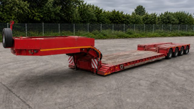 Niskopodwoziowa naczepa transportowa